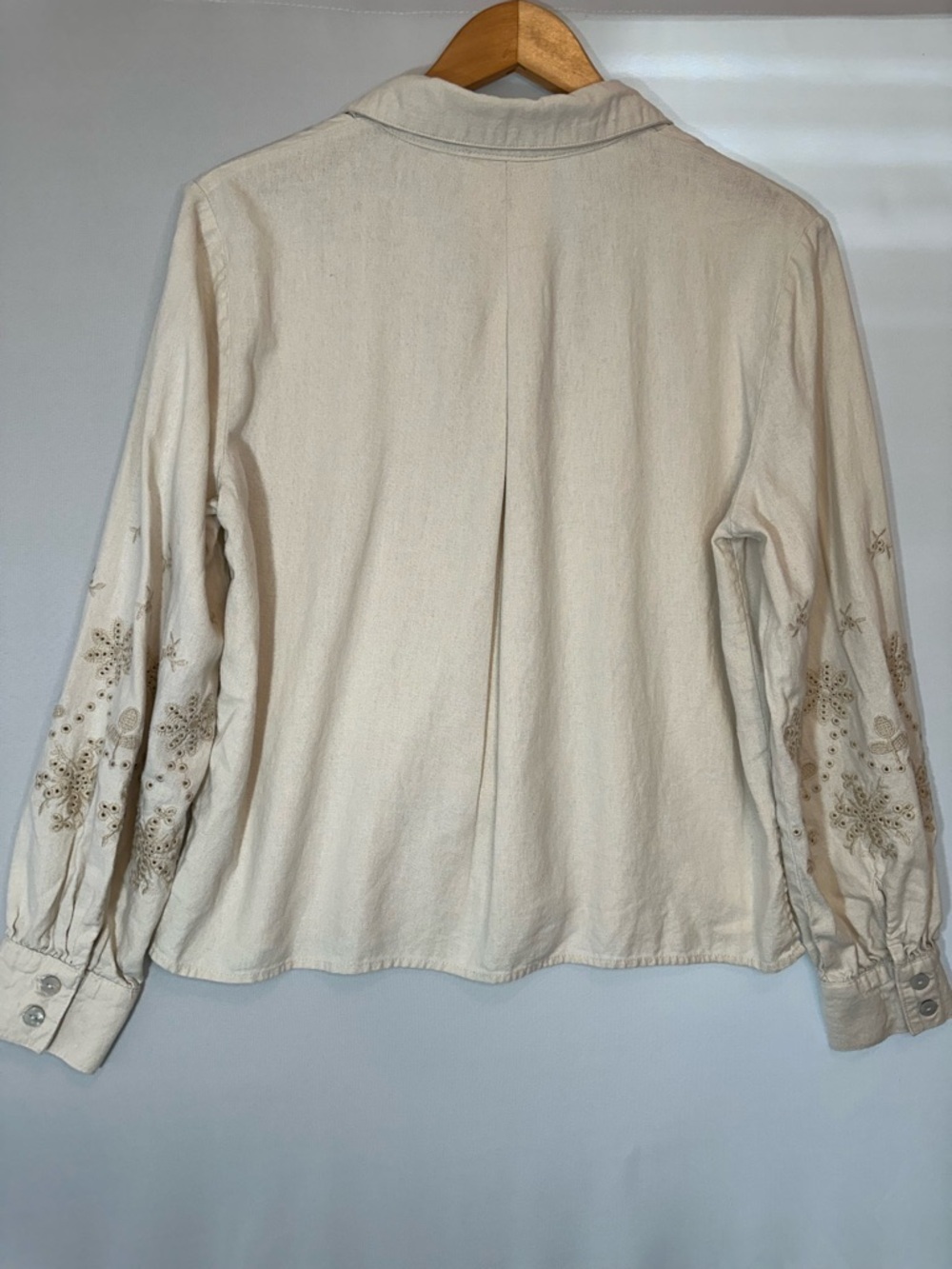 Tahari Linen Blend Embroidered Womens Size Button Long Sleeve Blouse Top Shirt - Picture 2 of 7